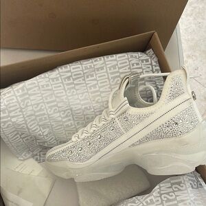 Steve Madden White Sneakers Modern Low-Top Design